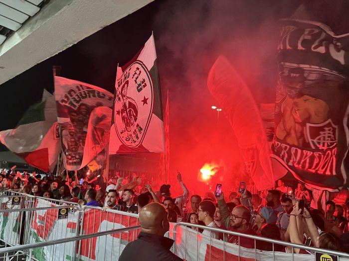 Com bandeiras e sinalizadores, torcida do Fluminense recebe Thiago Silva