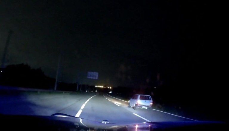 Vídeo: idoso bêbado é preso por dirigir pela contramão da BR-262, em Betim