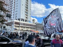 Torcedores do Corinthians protestaram contra Augusto Melo nos arredores do Parque São Jorge
