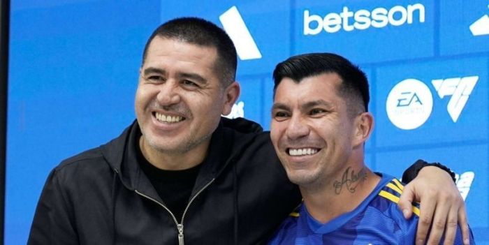 Riquelme durante apresentação do zagueiro Medel, ex-Vasco