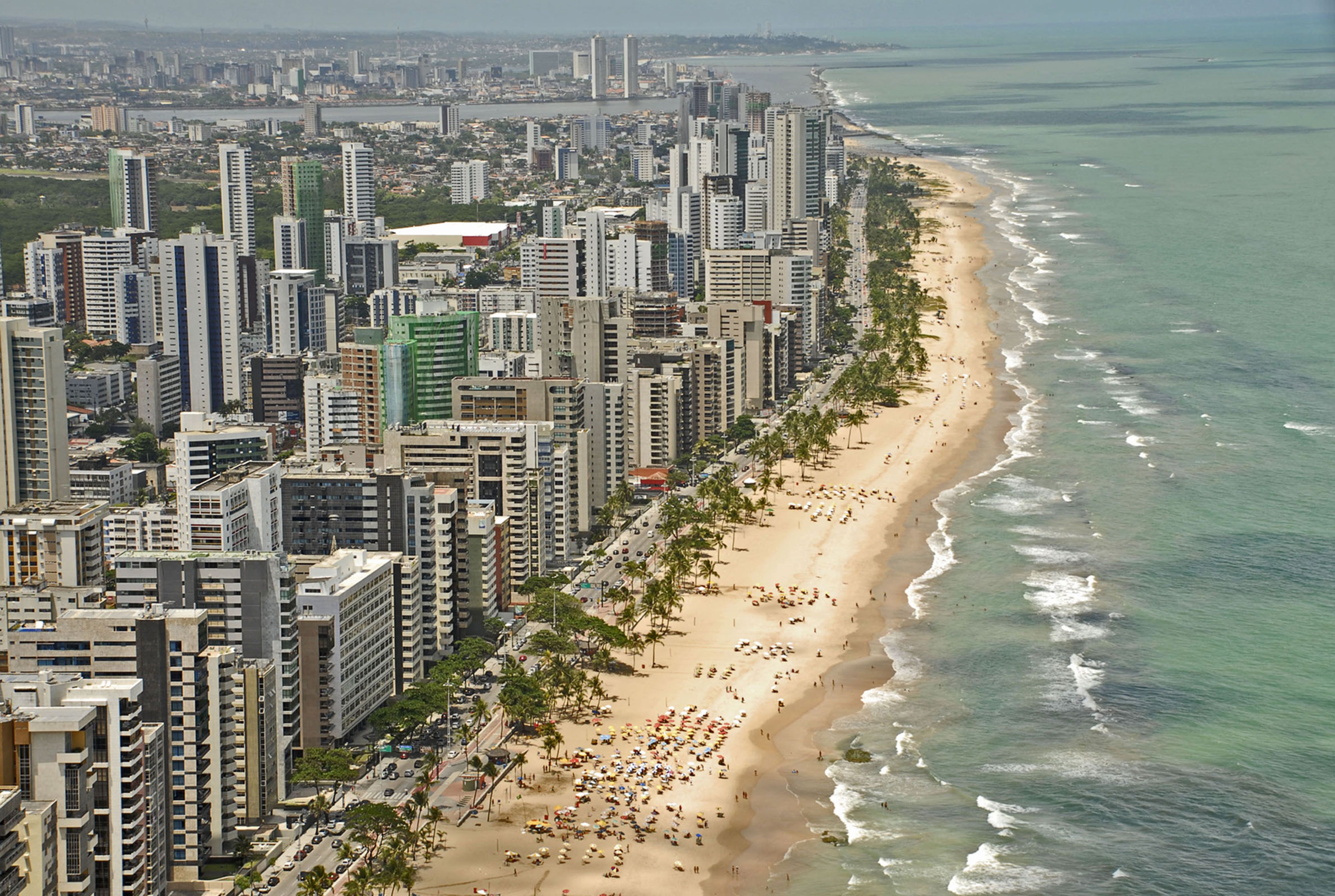 Recife tem praia mais poluída por bitucas de cigarro do Brasil