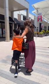 Isabella Fiorentino mostra registro de viagens com filho