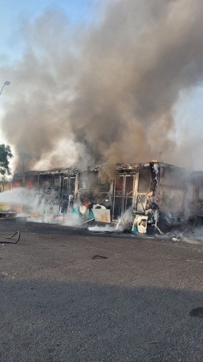 Dois ônibus pegaram fogo no Terminal Santa Luzia, em Uberlândia, na manha de domingo (13)