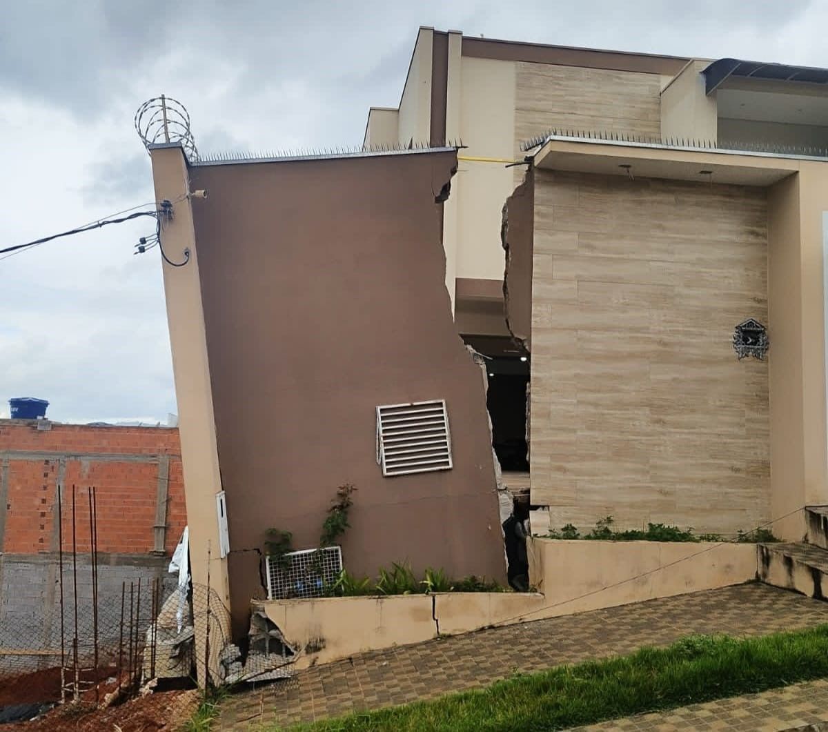 Muro desaba e sobrado tem estrutura comprometida em Varginha