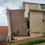 Muro desaba e sobrado tem estrutura comprometida em Varginha