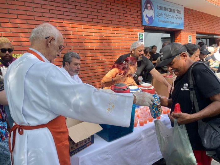 Padre Julio Lancellotti organiza o café da manhã no dia de natal há 45 anos