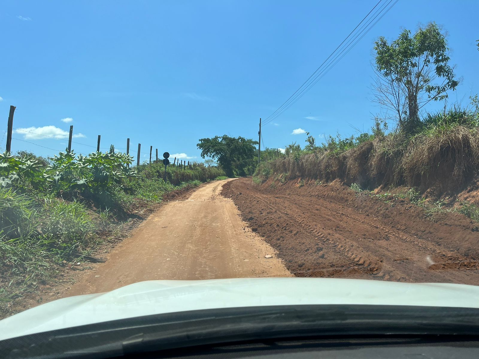 Estrada da Flora é preparada para receber asfaltamento