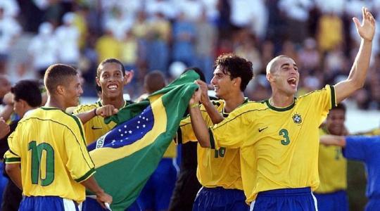 Alex, Ronaldinho Gaucho Athirson e Fabio Bilica comemorando título do pré-Olímpico de 2000