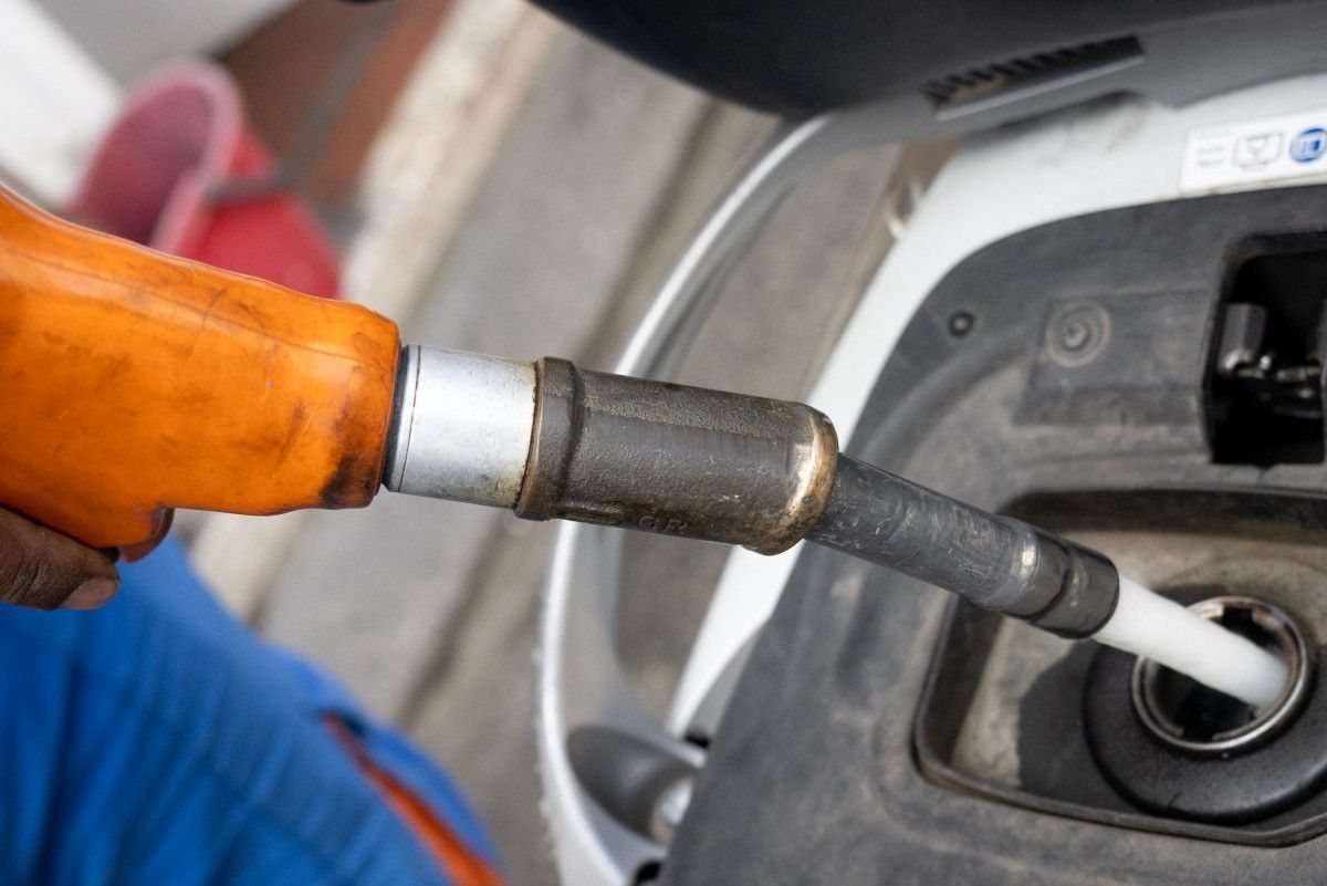Preço do petróleo ultrapassa US$ 115 com ataque a reservas de energia