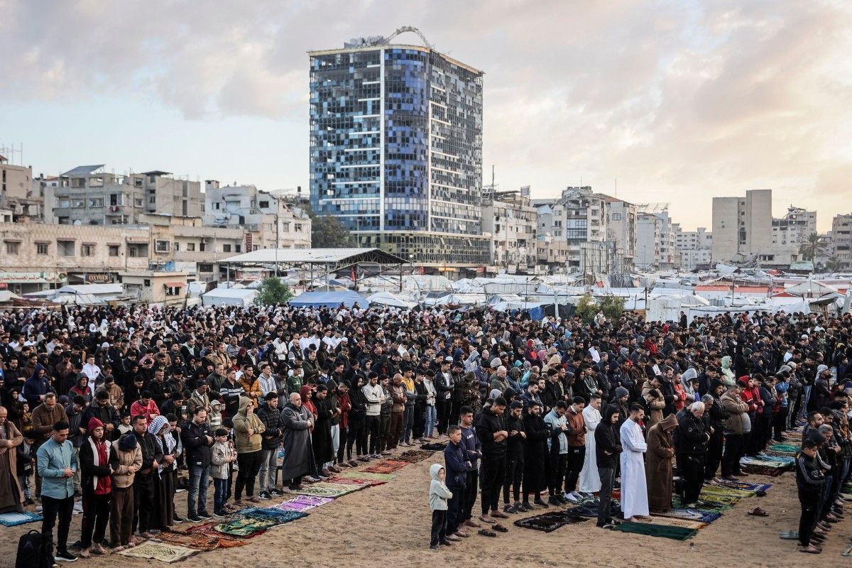 Impedidos de entrar em mesquitas, palestinos celebram fim do ramadã na rua
