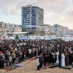Impedidos de entrar em mesquitas, palestinos celebram fim do ramadã na rua