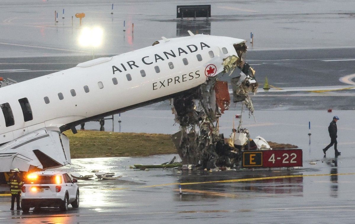 Batida entre avião e caminhão mata dois em aeroporto de NY