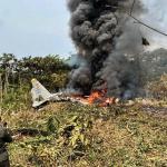Imagens mostram caos e destroços após queda de avião militar na Colômbia