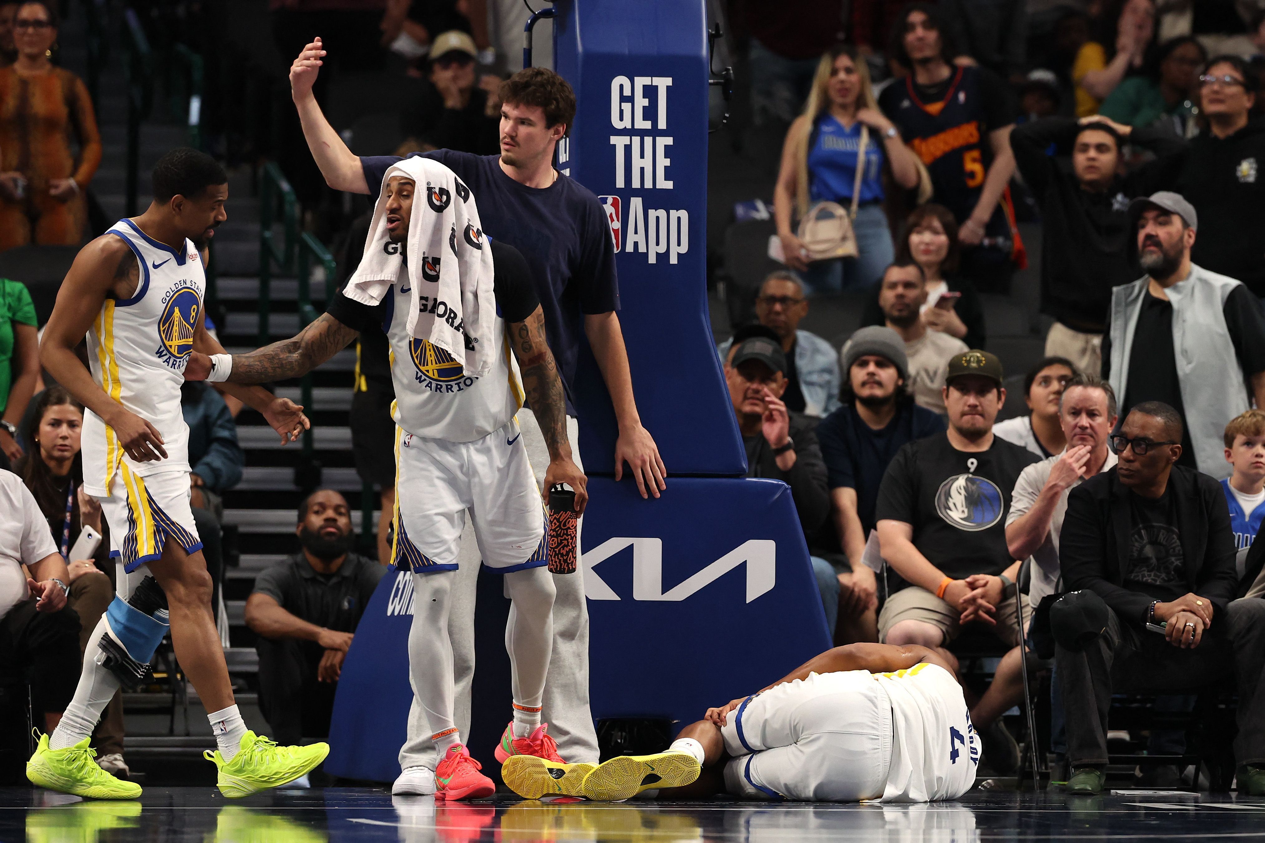 Jogador dos Warriors tem lesão assustadora no joelho e deixa quadra de maca