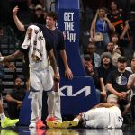 Jogador dos Warriors tem lesão assustadora no joelho e deixa quadra de maca