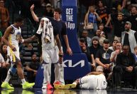 Jogador dos Warriors tem lesão assustadora no joelho e deixa quadra de maca