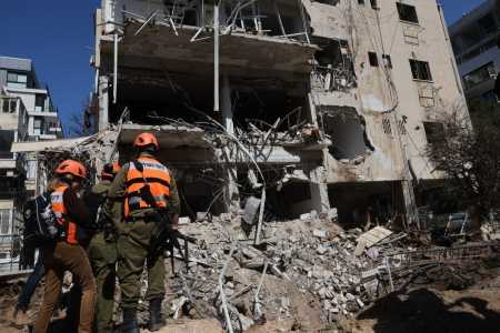 Prédio é destruído após ataques iranianos em Israel