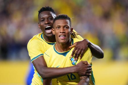 Danilo e Luiz Henrique comemoram gol pelo Brasil
