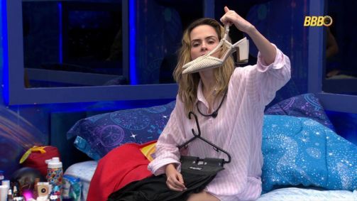 Ana Paula não gostou do sapato escolhido para ela