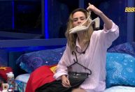 Ana Paula recebe figurino e reclama no BBB 26: 'Sapatinho de senhora'