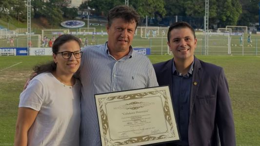 Adilson Batista recebeu, na Toca da Raposa I, o título de Cidadão Honorário de Belo Horizonte