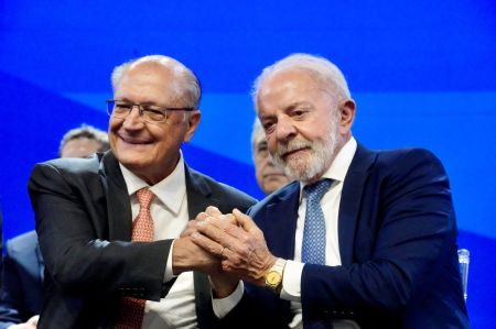 O vice-presidente Geraldo Alckmin (esq.) e o presidente Lula (dir.)