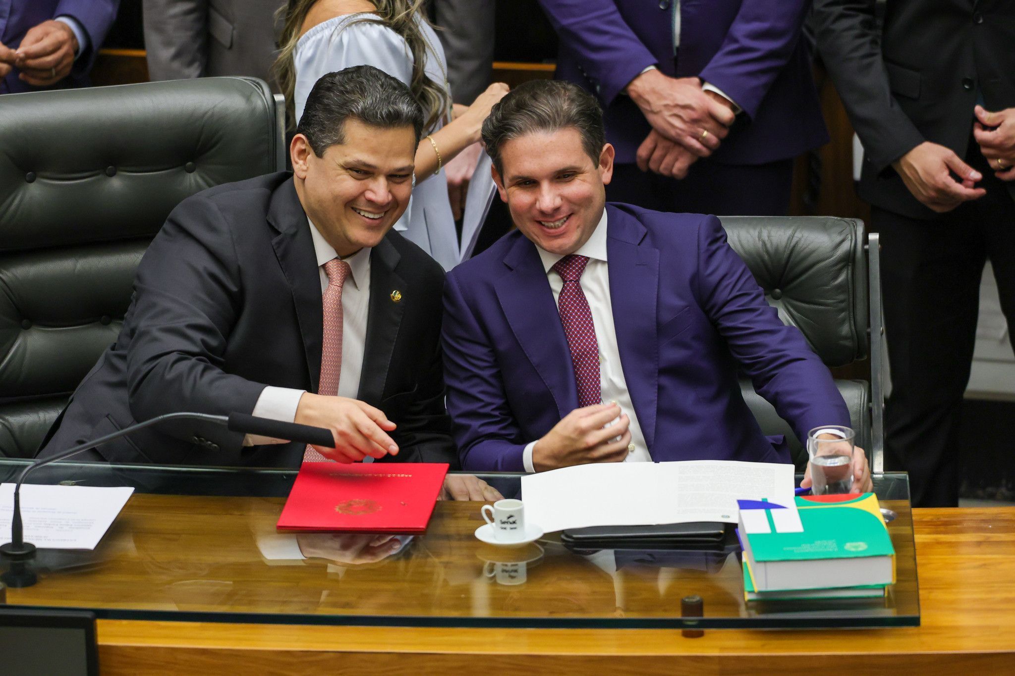 Hugo Motta comemora aprovação da PEC do fim da escala 6x1 e destaca acordo construído na Câmara