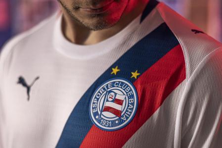 Detalhe do escudo da nova camisa do Bahia fabricada pela Puma