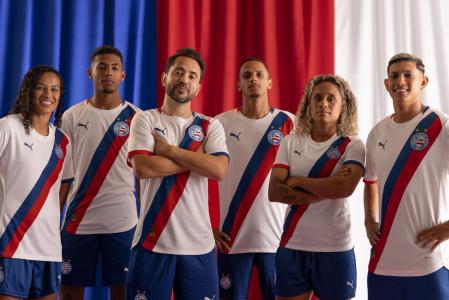 Jogadores do Bahia posam com nova camisa do clube • Divulgação/EC Bahia