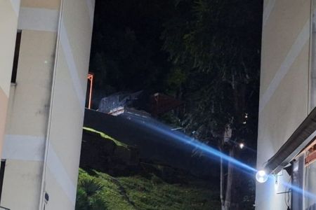 Bloco rochoso caiu em fosso em condomínio no Bairro Paineiras • Michel Santos/Itatiaia