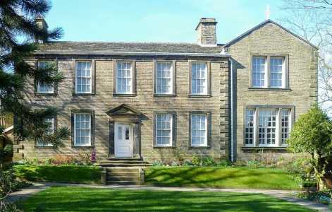 Brontë Parsonage • De fato , CC BY-SA 4.0 , via Wikimedia Commons
