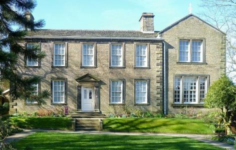 Brontë Parsonage • De fato , CC BY-SA 4.0 , via Wikimedia Commons