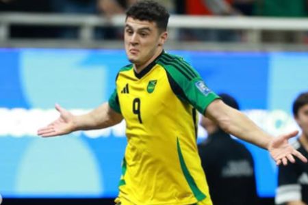 Cadamarteri comemora gol que deu vitória à Jamaica contra a Nova Caledônia