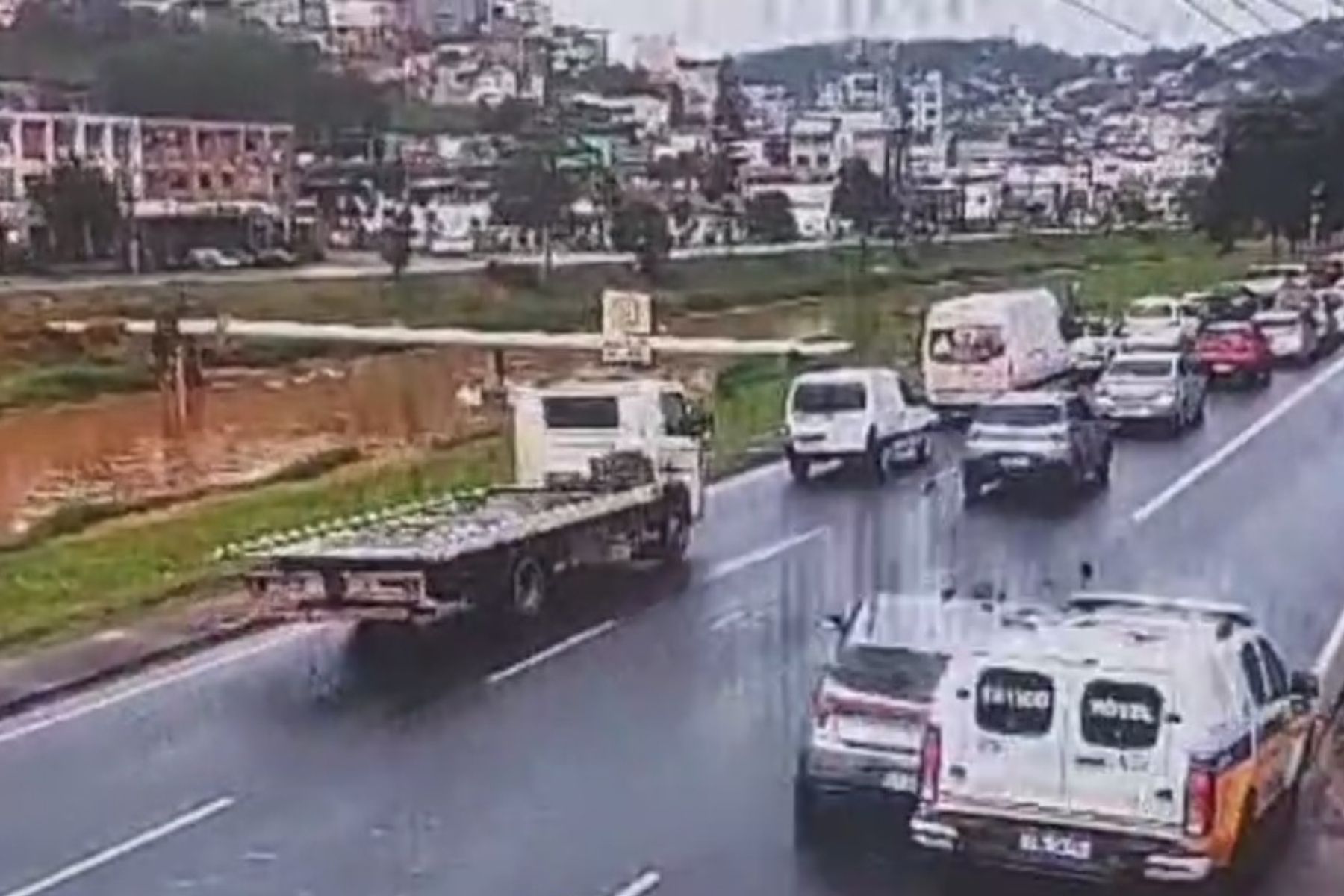 Vídeo: acidente entre carro e viatura deixa feridos em Juiz de Fora
