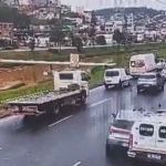 Vídeo: acidente entre carro e viatura deixa feridos em Juiz de Fora