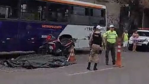 Garupa de moto morre em acidente envolvendo caminhão e ônibus em BH
