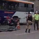 Garupa de moto morre em acidente que envolveu caminhão e ônibus em BH