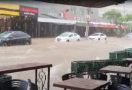 Tempestade alaga a Rua Alberto Cintra, em BH, neste sábado; veja imagens