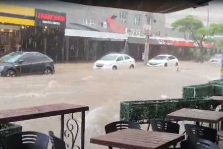 Tempestade em BH: Rua Alberto Cintra, no bairro União, Região Nordeste, ficou alagada