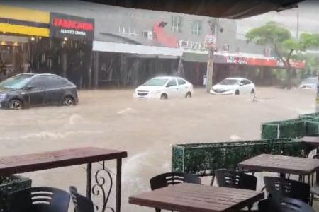 Tempestade em BH: Rua Alberto Cintra, no bairro União, Região Nordeste, ficou alagada