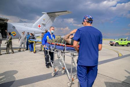 83 soldados sobrevivem a queda de avião militar na Colômbia, diz Petro