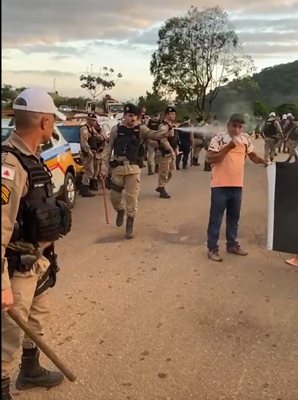 Protesto por pavimentação em Fonseca levanta críticas à PM