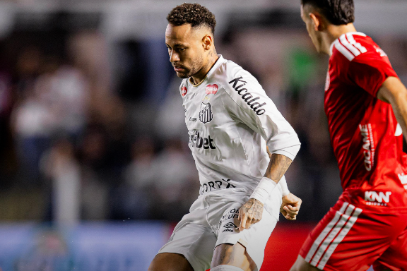 Neymar marca, mas Internacional vence Santos e desencanta no Brasileiro