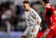 Neymar marca, mas Internacional vence Santos e desencanta no Brasileiro