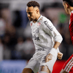 Neymar marca, mas Internacional vence Santos e desencanta no Brasileiro