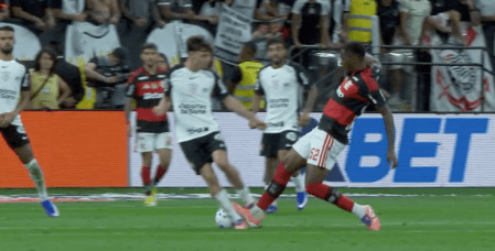 Lance de Evertton Araújo, expulso no segundo tempo da partida entre Corinthians e Flamengo