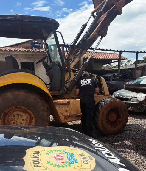 Polícia Civil apreende retroescavadeira adulterada em Ilicínea