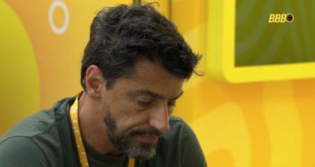 Alberto Cowboy reage ao ver avaliação da liderança