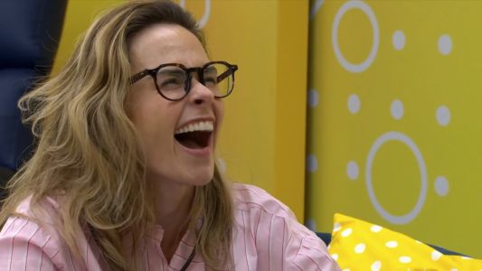 Ana Paula cai na gargalhada ao acordar toda a casa