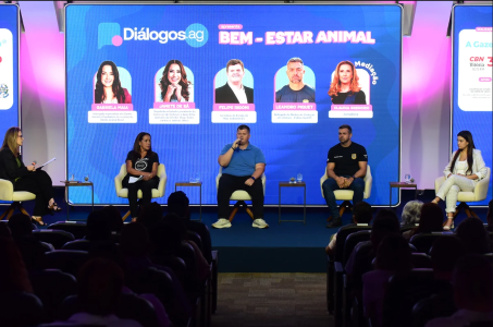 Pessoas enfileiradas num palco